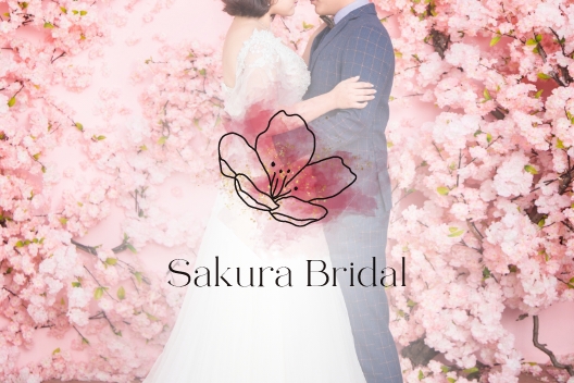 Sakura Bridalのロゴと結婚披露宴に向かう男女